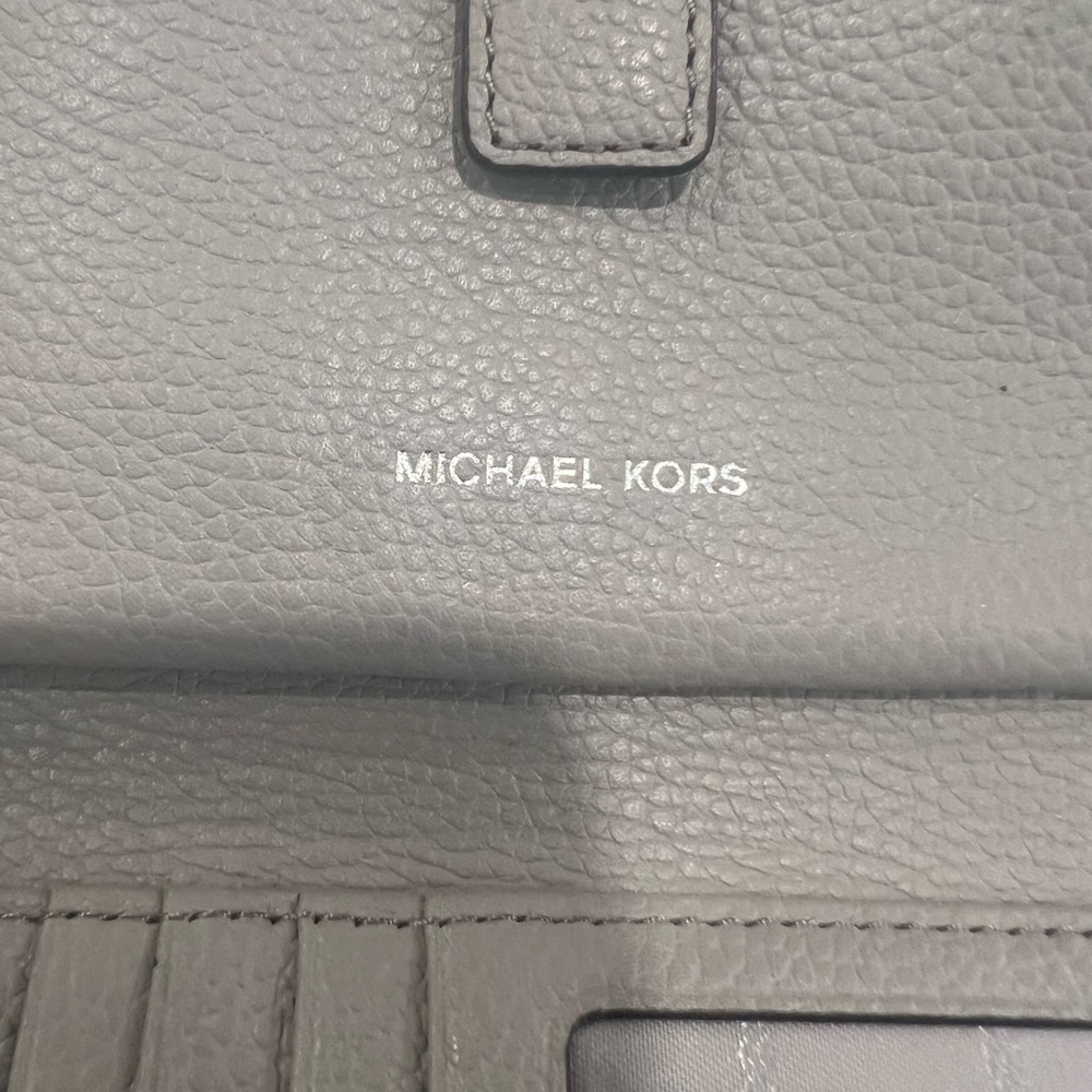 Cute. Michael Kors WRISTLET. - Picture 2 of 12